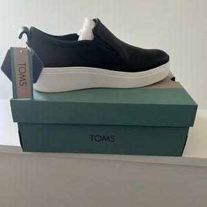 BNIB size 8 Toms black leather platform sneakers.